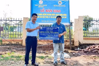 Đại diện đơn vị hỗ trợ bàn giao giếng khoan nước sạch cho Ban tự quản thôn 10, xã Ea Bung.