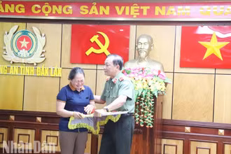 Thân nhân các liệt sĩ Công an tỉnh Đắk Lắk hy sinh trong vụ khủng bố ngày 11/6/2023 tại xã Ea Tiêu và Ea Ktur, huyện Cư Kuin trao tặng các kỷ vật cho lãnh đạo Cục Công tác Đảng và công tác chính trị, Bộ Công an.