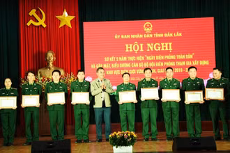 Phó Bí thư Tỉnh ủy Đắk Lắk Y Biêr Niê tặng Bằng khen của Bộ Tư lệnh Biên phòng cho các tập thể có thành tích xuất sắc trong thực hiện “Ngày Biên phòng toàn dân” giai đoạn 2019-2024 .