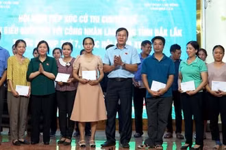 Bí thư Trung ương Đảng, Trưởng Ban Dân vận Trung ương, đại biểu Quốc hội khóa XV Bùi Thị Minh Hoài và lãnh đạo Hội đồng nhân dân tỉnh Đắk Lắk tặng quà cho các công nhân, lao động có hoàn cảnh khó khăn.