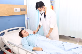 Các bác sĩ Bệnh viện Đại học Y dược Buôn Ma Thuột thăm khám cho bệnh nhân N.T.L sau khi cứu chữa thành công bệnh thuyên tắc động mạch phổi.