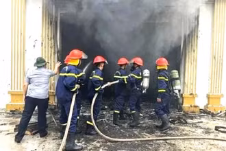 Lực lượng cảnh sát phòng cháy, chữa cháy và cứu nạn, cứu hộ Công an tỉnh Đắk Lắk nỗ lực dập tắt đám cháy.