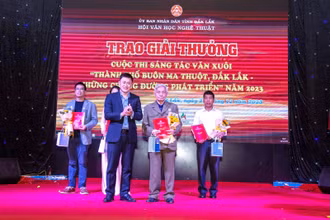 Ban Tổ chức trao giải Nhất cho nhà văn Trúc Hoài, tỉnh Đắk Lắk với tác phẩm tùy bút “Buôn Ma Thuột và tôi”.