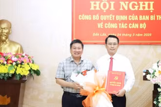 Đồng chí Lê Văn Nghĩa, Ủy viên Ban Thường vụ Tỉnh ủy, Chủ nhiệm Ủy ban Kiểm tra Tỉnh ủy Đắk Lắk trao quyết định chuẩn y đồng chí Đặng Kim Hùng giữ chức Phó Chủ nhiệm Ủy ban Kiểm tra Tỉnh ủy Đắk Lắk nhiệm kỳ 2020-2025.