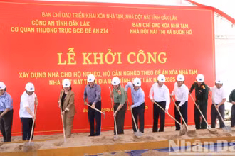 Công an tỉnh Đắk Lắk khởi công xây dựng nhà ở cho hộ nghèo, hộ cận nghèo trên địa bàn xã Ea Drông, thị xã Buôn Hồ theo Đề án xóa nhà tạm, nhà dột nát trên địa bàn tỉnh trong năm 2025. 