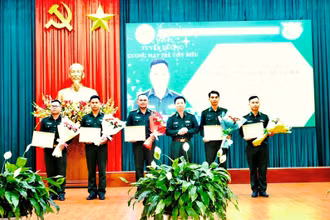 Đại tá Đỗ Quang Thấm, Chính ủy Bộ đội Biên phòng tỉnh Đắk Lắk tặng danh hiệu “Gương mặt trẻ tiêu biểu” cho 5 cá nhân.