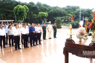 Đồng chí Phan Đình Trạc, Ủy viên Bộ Chính trị, Bí thư Trung ương Đảng, Trưởng Ban Nội chính Trung ương và Đoàn công tác dâng hương tưởng nhớ các Anh hùng, liệt sĩ đã hy sinh vì độc lập tự do của Tổ quốc tại Nghĩa trang Liệt sĩ tỉnh Đắk Lắk.