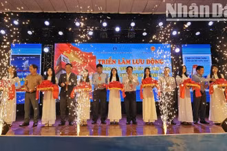 Lãnh đạo các sở, ngành và huyện Krông Năng cắt băng khai mạc triển lãm.