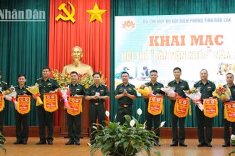 Lãnh đạo Bộ Chỉ huy Bộ đội Biên phòng tỉnh Đắk Lắk trao cờ lưu niệm tặng các đơn vị tham gia hội thi.