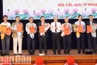 Chủ tịch Ủy ban nhân dân tỉnh Đắk Lắk Phạm Ngọc Nghị trao quyết định cho các đồng chí xin nghỉ công tác hưởng chế độ hưu trí và nghỉ công tác chờ hưởng chế độ hưu trí trước hạn tuổi để tạo điều kiện cho công tác bố trí, sắp xếp tổ chức bộ máy được thuận lợi. 