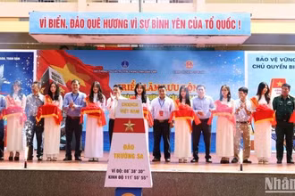 Các đại biểu cắt băng khai mạc triển lãm.