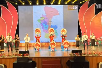Phần thi chào hỏi của huyện Ea Kar.
