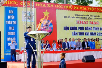 Giám đốc Sở Giáo dục và Đào tạo tỉnh Đắk Lắk Phạm Đăng Khoa, Trưởng Ban tổ chức Hội khỏe Phù Đổng tỉnh Đắk Lắk lần thứ XVI năm 2024 thắp ngọn đuốc truyền thống của Hội khỏe Phù Đổng.