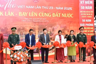 Các đại biểu cắt băng khai mạc các hoạt động chào mừng Ngày thơ Việt Nam lần thứ 23 năm 2025 với chủ đề “Đắk Lắk - Bay lên cùng đất nước”.