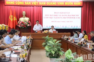 Đồng chí Nguyễn Trọng Nghĩa, Ủy viên Bộ Chính trị, Bí thư Trung ương Đảng, Trưởng Ban Tuyên giáo Trung ương, Trưởng đoàn khảo sát Tiểu ban Điều lệ Đảng Đại hội XIV phát biểu tại buổi làm việc.