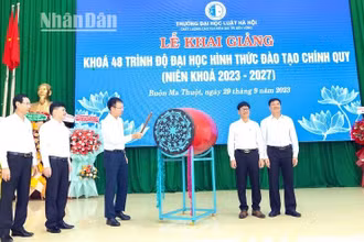 Tiến sĩ Đoàn Trung Kiên, Hiệu trưởng Trường Đại học Luật Hà Nội đánh trống khai giảng khóa 48 tại Phân hiệu tỉnh Đắk Lắk.