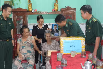 Đại diện lãnh đạo Bộ Chỉ huy Bộ đội Biên phòng tỉnh Đắk Lắk, cấp ủy, chính quyền địa phương và cán bộ, chiến sĩ Đồn Biên phòng Ia Rvê ân cần thăm hỏi, động viên và trao quà tặng đến Mẹ Việt Nam Anh hùng Nguyễn Thị Xuân, mong mẹ tiếp tục sống vui, sống khỏe bên con cháu. 
