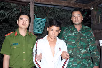 Lực lượng chức năng bắt giữ đối tượng Võ Văn Út về hành vi tàng trữ trái phép chất ma túy.