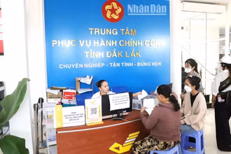 Người dân đến giải quyết thủ tục hành chính tại Trung tâm phục vụ hành chính công tỉnh Đắk Lắk.