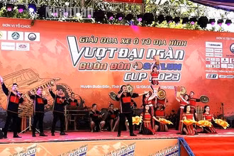 Văn nghệ chào mừng Lễ khai mạc Giải đua xe ô-tô địa hình “Thử thách vượt đại ngàn Buôn Đôn - SaiLun Cup 2023”. 