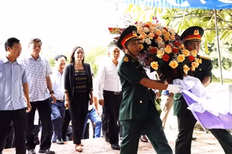 Các đại biểu dâng hoa tại Nghĩa trang Liệt sĩ huyện Krông Bông.