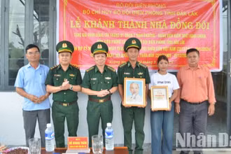 Đại diện lãnh đạo Bộ Chỉ huy Bộ đội Biên phòng tỉnh và chính quyền địa phương trao biểu trưng Nhà đồng đội và quà tặng gia đình đồng chí Y Ninh Bkrông.