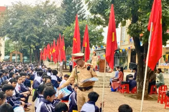 Lực lượng cảnh sát giao thông Công an tỉnh Đắk Luật tuyên truyền Luật Trật tự, an toàn giao thông đường bộ cho học sinh.