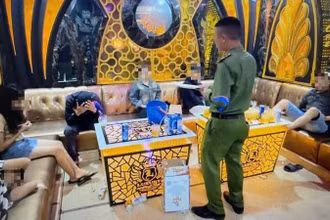 Cơ quan Công an bắt quả tang các đối tượng sử dụng trái phép chất ma túy và bay lắc trong quán karaoke.