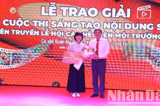 Phó Chủ tịch Thường trực Ủy ban nhân dân tỉnh Đắk Lắk Nguyễn Tuấn Hà, Trưởng Ban tổ chức Lễ hội Cà-phê Buôn Ma Thuột lần thứ 9 năm 2025 trao giải Đặc biệt cho tác phẩm “Cà-phê - điểm tựa của những giấc mơ” của tác giả Phạm Phương Uyển.
