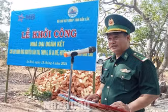 Thượng tá Rơ Lan Ngân, Phó Chính ủy Bộ đội Biên phòng tỉnh Đắk Lắk phát biểu tại lễ khởi công.