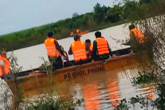 Cán bộ, chiến sĩ Đoàn Kinh tế quốc phòng 737, Quân khu 5 tham gia tìm kiếm nạn nhân.