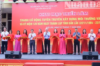 Các đại biểu cắt băng khai mạc triển lãm.