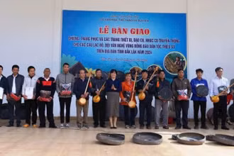 Lãnh đạo Sở Văn hóa, Thể thao và Du lịch tỉnh Đắk Lắk cấp chiêng, trang phục, trang thiết bị, đạo cụ, nhạc cụ hỗ trợ các câu lạc bộ và đội văn nghệ vùng dân tộc thiểu số trong tỉnh.