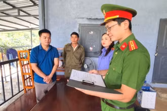 Cơ quan Công an đọc lệnh bắt đối tượng Nguyễn Anh Tuấn. (Ảnh: Sỹ Đức)
