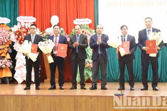 Lãnh đạo Ngân hàng Nhà nước trao quyết định bổ nhiệm và hoa chúc mừng các Phó Giám đốc Ngân hàng Nhà nước Khu vực 11.