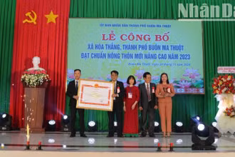 Lãnh đạo xã Hòa Thắng đón nhận Quyết định của Ủy ban nhân dân tỉnh Đắk Lắk công nhận xã Hòa Thắng đạt chuẩn nông thôn mới nâng cao năm 2023.