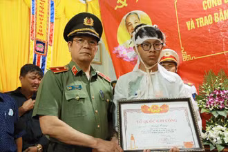 Thiếu tướng Lê Vinh Quy, Giám đốc Công an tỉnh Đắk Lắk trao Bằng Tổ quốc ghi công cho người thân Liệt sĩ Hoàng Trung, cán bộ Công an xã Ea Ktur hy sinh trong vụ trụ sở Ủy ban nhân dân xã Ea Ktur bị tấn công. (Ảnh: Công an tỉnh Đắk Lắk)