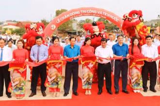 Các đại biểu cắt băng chặn dòng thi công và tích nước công trình.