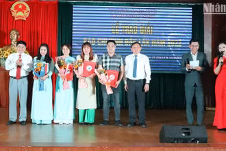 Lãnh đạo tỉnh Đắk Lắk trao Giải A cho các tác giả có tác phẩm đoạt giải.