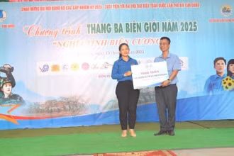 Đại diện lãnh đạo Tỉnh đoàn Bình Dương trao biểu trưng tổng nguồn lực trị giá 400 triệu đồng tặng nhân dân và chính quyền xã Ia Lốp.