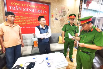 Cơ quan Công an đọc lệnh khởi tố bị can và lệnh bắt tạm giam đối tượng Trần Minh Lợi (người đứng giữa khoanh tay).