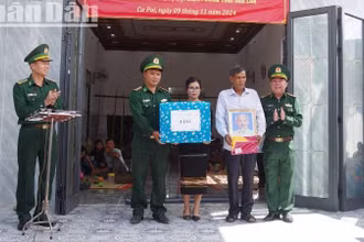 Đại tá Đào Viết Hùng, Chỉ huy trưởng Bộ đội Biên phòng tỉnh Đắk Lắk (bên phải ngoài cùng) trao quà cho gia đình Đại úy Y Thuy Bkrông nhân dịp khánh thành “Nhà đồng đội”.