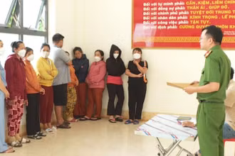 Các đối tượng trong đường dây đánh bạc và tổ chức đánh bạc tại cơ quan công an.