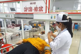 Sau khi bị đánh đập, cô Nh được người nhà đưa đến Trung tâm Y tế huyện Buôn Đôn cấp cứu.