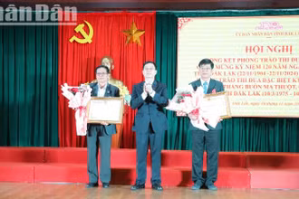 Thừa ủy quyền của Chủ tịch nước, đồng chí Nguyễn Đình Trung, Ủy viên Trung ương Đảng, Bí thư Tỉnh ủy Đắk Lắk trao Huân chương Lao động hạng Nhì tặng Bí thư Huyện ủy Ea Súp Bùi Hồng Quý và Giám đốc Sở Khoa học và Công nghệ Đinh Khắc Tuấn.