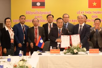 Lãnh đạo hai tỉnh Đắk Lắk và Attapeu ký kết văn bản thỏa thuận hợp tác song phương.