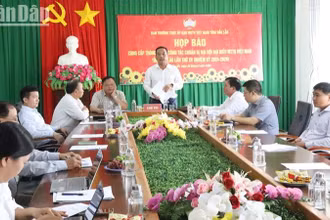 Chủ tịch Ủy ban Mặt trận Tổ quốc Việt Nam tỉnh Đắk Lắk Y Giang Gry Niê Knơng phát biểu tại buổi họp báo.