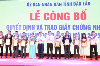Lãnh đạo Ủy ban nhân dân tỉnh Đắk Lắk và Sở Nông nghiệp và Phát triển nông thôn trao giấy chứng nhận cho 10 chủ thể đạt 4 sao OCOP cấp tỉnh năm 2023.