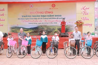 Lãnh đạo Trung ương Hội Chữ thập đỏ Việt Nam và Hội chữ thập đỏ tỉnh Đắk Lắk Lắk tặng xe đạp cho các em học sinh hiếu học.