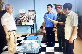 Cơ quan điều tra Công an tỉnh Đắk Lắk tống đạt các quyết định khởi tố bị can, lệnh cấm đi khỏi nơi cư trú đối với Nguyễn Hoàng.